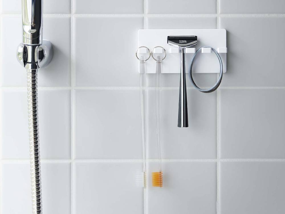 MISTブランドのフィルムフック付き5連歯ブラシホルダーが浴室の壁に取り付けられている様子