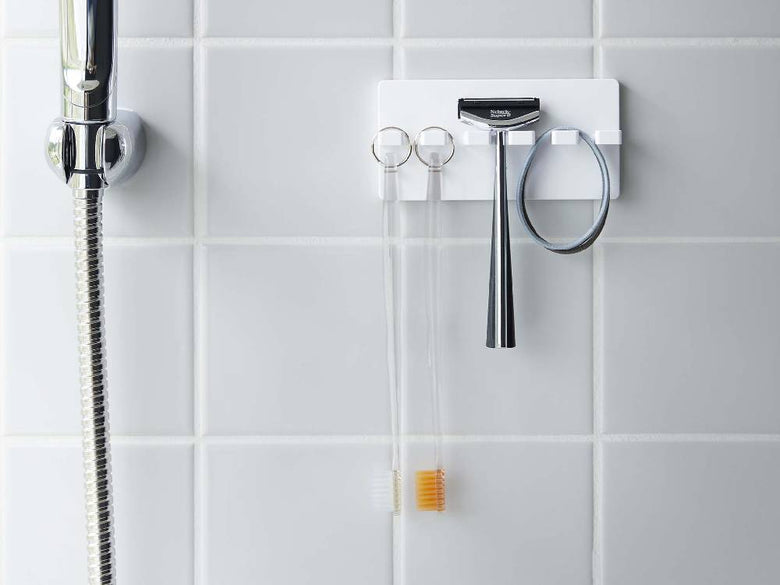 MISTブランドのフィルムフック付き5連歯ブラシホルダーが浴室の壁に取り付けられている様子