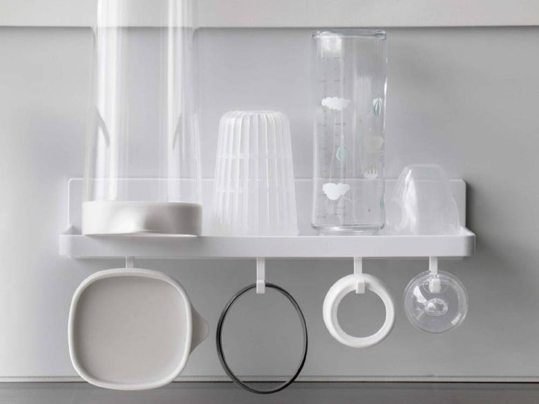 キッチン棚に設置された銀色のプラスチック製フィルムフックトレー【MIST/ミスト】W30