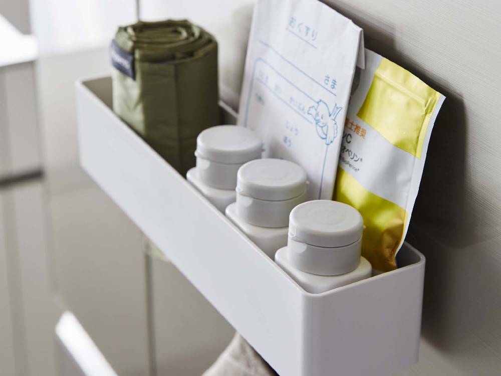 MISTミストフィルムフックラック W30が棚に取り付けられ、プラスチックボトルや収納ボックスを掛けて整理されている様子