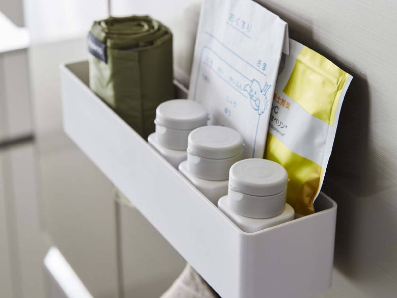 MISTミストフィルムフックラック W30が棚に取り付けられ、プラスチックボトルや収納ボックスを掛けて整理されている様子
