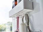 ミストフィルムフックラックW30に家庭用家電、パイプ、電気ケーブル、観葉植物が掛けられている室内の様子
