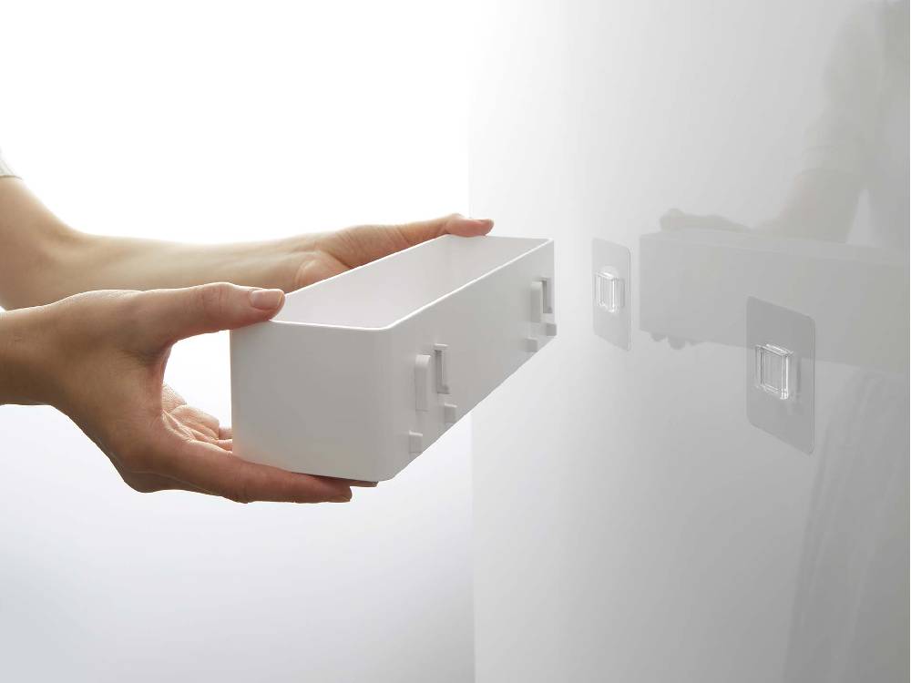 【MIST/ミスト】フィルムフック ラック W30。ABS樹脂製のラック本体にポリカーボネート製のフィルムフックが4つ取り付けられている製品の写真。幅30cmで耐荷重3kg。