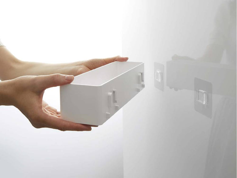 【MIST/ミスト】フィルムフック ラック W30。ABS樹脂製のラック本体にポリカーボネート製のフィルムフックが4つ取り付けられている製品の写真。幅30cmで耐荷重3kg。