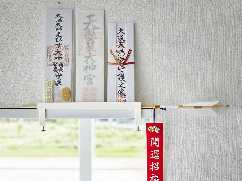 tower/Yamazaki製の鴨居上神札スタンド。粉体塗装されたスチール製で、幅約25cm、高さ約8cm。木製の鴨居や窓枠に簡単に取り付け可能。付属の六角レンチ付き。