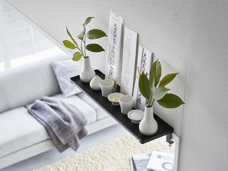 タワー/Yamazaki製鴨居上神棚 W45に花瓶と観葉植物が飾られた画像