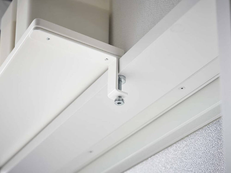 銀色のアルミ製モールと照明器具が取り付けられた天井に、タワーブランドの鴨居上神棚 W45が設置されている様子