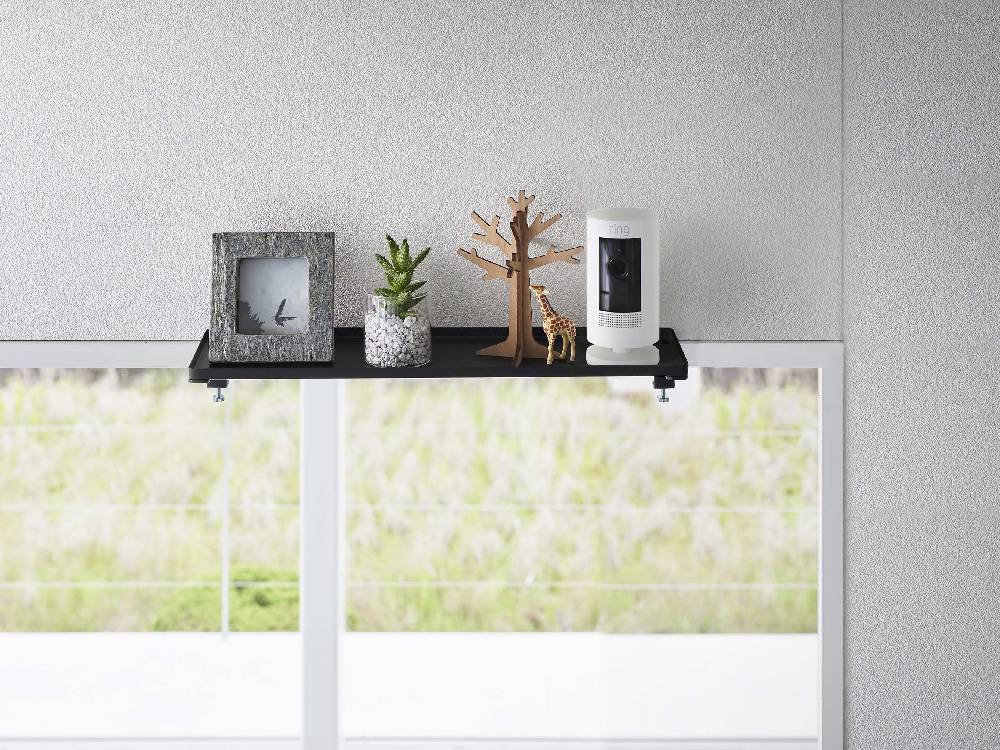 タワーYamazakiの鴨居上神棚W45、シルバーのスチール製でオフィス用品や観葉植物が飾られたデザイン