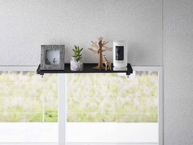 タワーYamazakiの鴨居上神棚W45、シルバーのスチール製でオフィス用品や観葉植物が飾られたデザイン