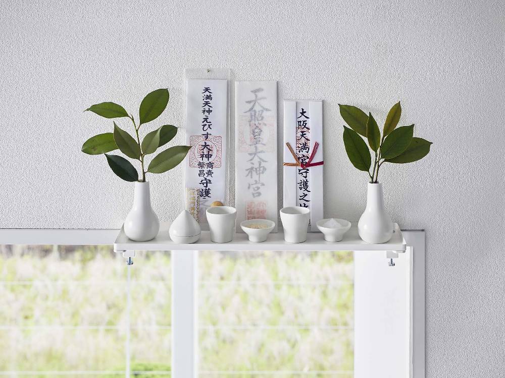 タワーYamazaki製スチール製鴨居上神棚にセラミックの花瓶と緑の植物が飾られた装飾棚
