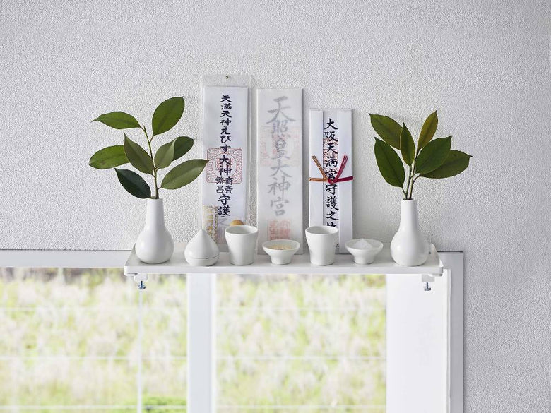 タワーYamazaki製スチール製鴨居上神棚にセラミックの花瓶と緑の植物が飾られた装飾棚