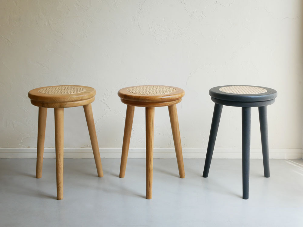 チーク材とラタンを使用した自然素材の木染色スツール