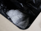 東洋ケースの防災用トイレキットに含まれる銀色のプラスチック製排泄袋とプラスチックバッグ