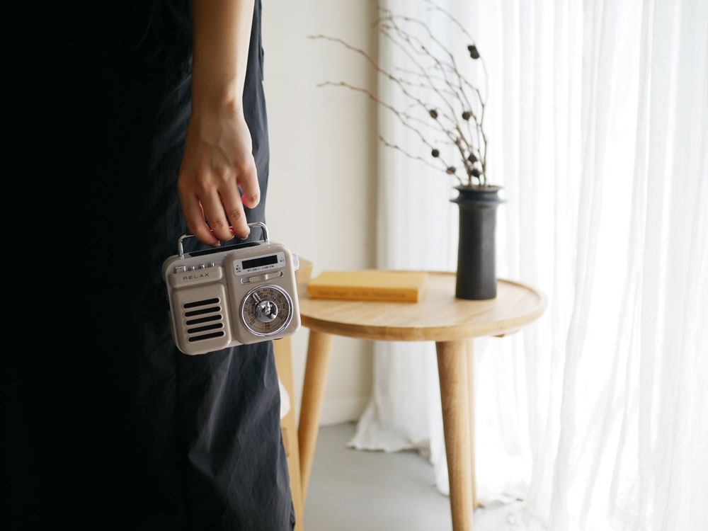レトロな外観を持つ多機能防災ラジオ「RELAX/リラックス」のブラックモデル
