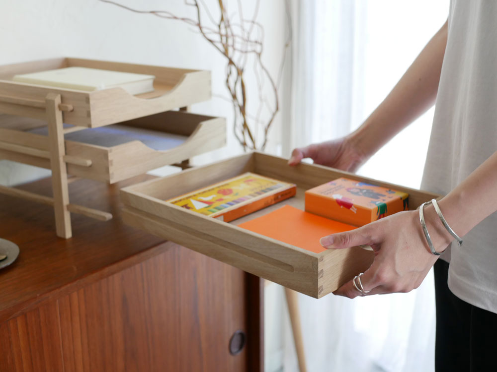 フリッツ・ハンセン Skagerak Collection Daniaのオーク製デスク用レタートレイ