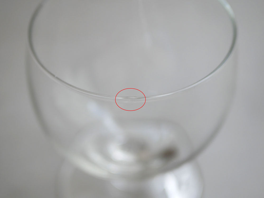 オランダ製ロイヤルレアダムのソーダガラス製スタッキングワイングラスがテーブルに整然と並べられている写真