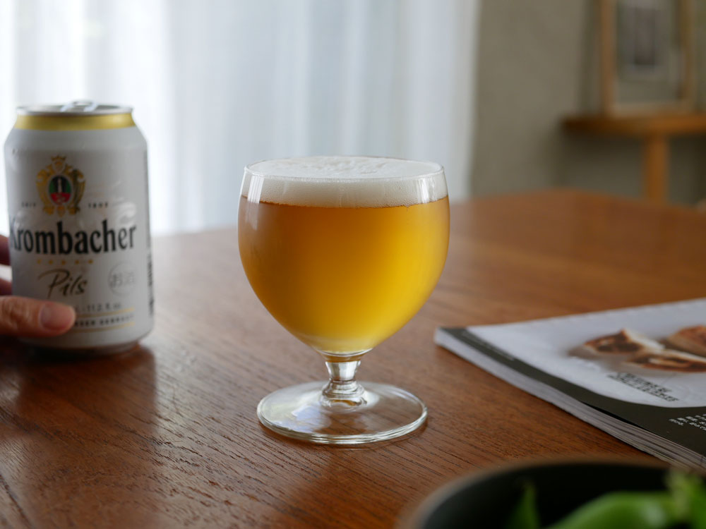 ビールが入ったロイヤルレアダムのスタッキングワイングラスがテーブルに並んでいる様子