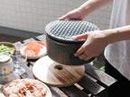 SALIUサリュー美濃焼炭焼き水コンロ本体と木製なべしき丸、トング、焼網などの調理器具が揃ったセット