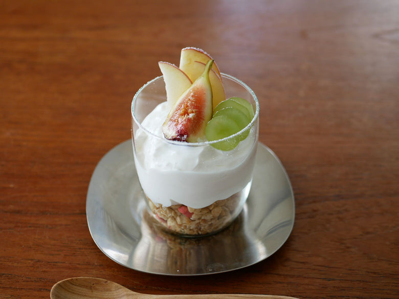 台湾製の耐熱ガラスデザートボウルに盛られたアイスクリームとフルーツの朝食セット