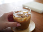 台湾ホウケイ酸ガラス製のテーブルウェアボウルに盛られたコーヒーや紅茶などの各種ノンアルコール飲料が並ぶテーブルの様子