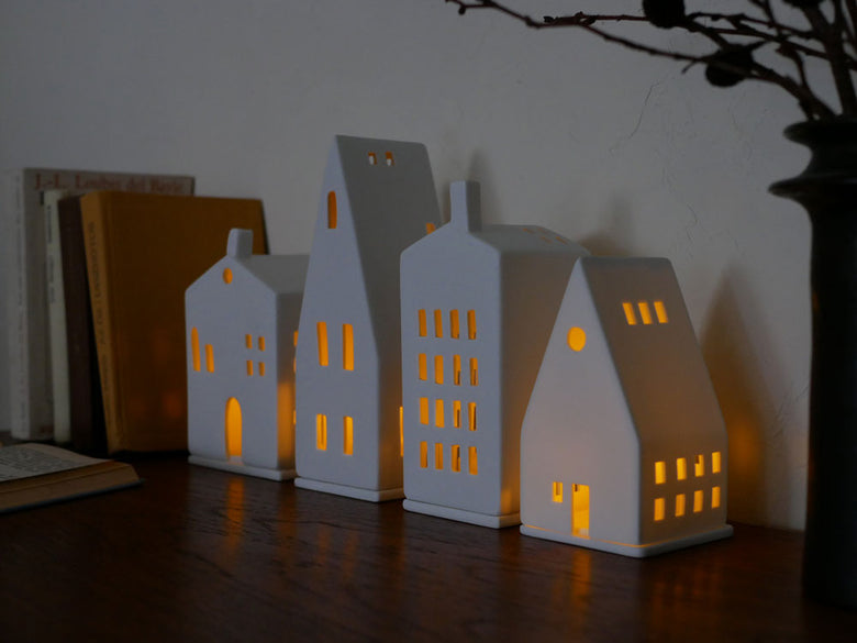 磁器製の【rader/レダー】Light House キャンドルホルダー。丸いドアや小窓、ピッチドルーフが特徴的なデザインで、柔らかな光を照らすナイトライト