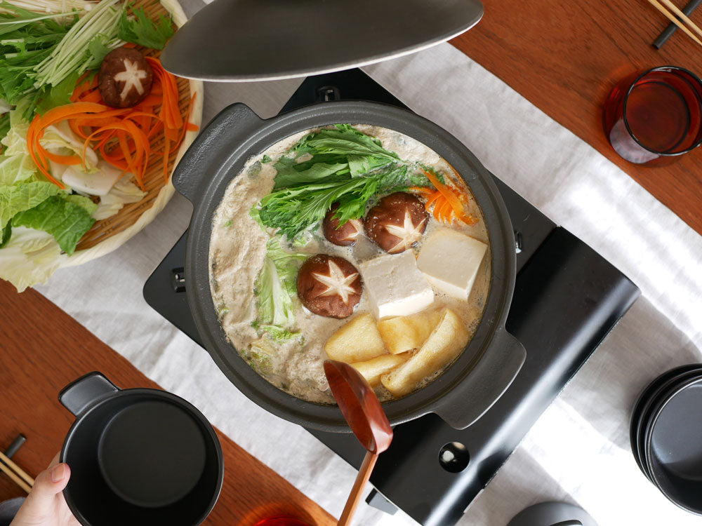 料理用のマルチ土鍋とトンスイ、ツールスタンドがテーブルに並べられている様子