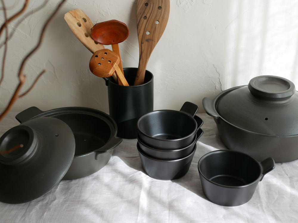 サラサデザインの耐熱陶器製マルチ土鍋セット。土鍋、蓋、とんすい、ツールスタンドが含まれています