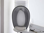 タワーのフィルムフックトイレ用品収納フックが白いトイレに取り付けられているバスルームの様子