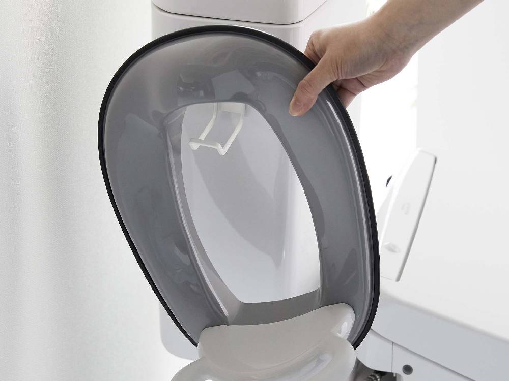 白いトイレに取り付けられたタワーのフィルムフックトイレ用品収納フック