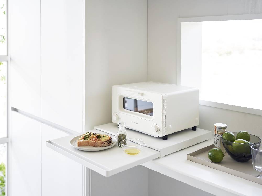 タワー型キッチン家電下スライドテーブルの外観、スチール製天板とスライド機能を備えたキッチン用家電