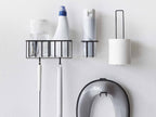 【tower/タワー】ウォールトイレ用品収納ラックに取り付けられたシルバーの円柱型プラスチック製歯ブラシホルダー