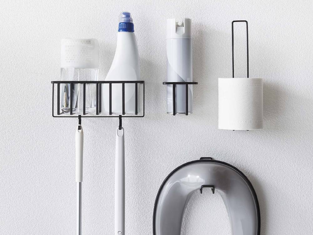 【tower/タワー】ウォールトイレ用品収納ラックに取り付けられたシルバーの円柱型プラスチック製歯ブラシホルダー