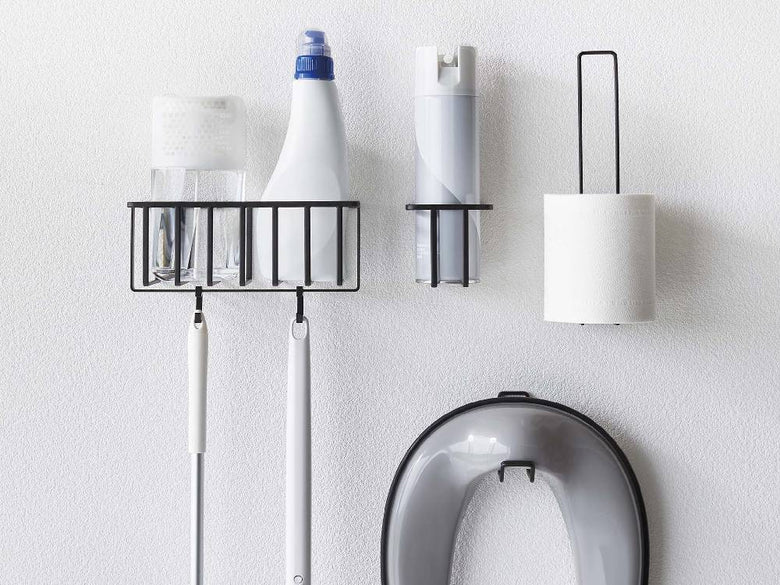 【tower/タワー】ウォールトイレ用品収納ラックに取り付けられたシルバーの円柱型プラスチック製歯ブラシホルダー