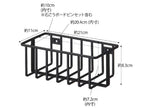 壁に取り付けられたタワー型ウォールトイレ用品収納ラック。スチール製でフックと棚が備わっている