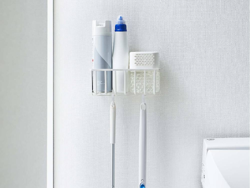 スチール製タワー型ウォールトイレ用品収納ラックに歯ブラシホルダーとブラシが配置されている様子