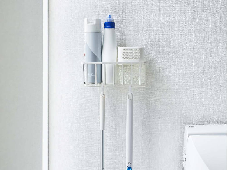 スチール製タワー型ウォールトイレ用品収納ラックに歯ブラシホルダーとブラシが配置されている様子