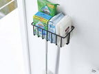 スチール製のタワーウォールトイレ用品収納ラックが壁に取り付けられ、歯ブラシホルダーやペーパータオルホルダー、トイレットロールホルダーなどのトイレ用品が整然と配置されている様子