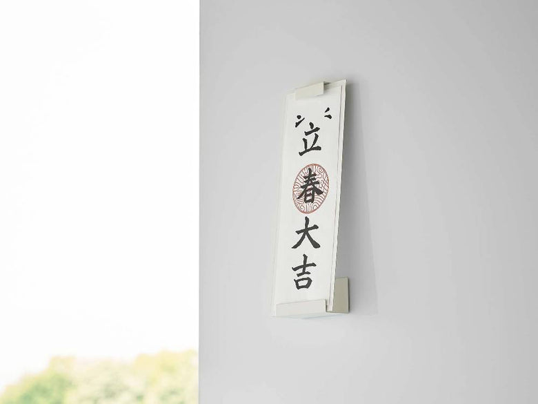 スチール製の【tower/タワー】マグネット神札ホルダー シングル。上部に神札を挿入する部分があり、下部には磁石が付いています