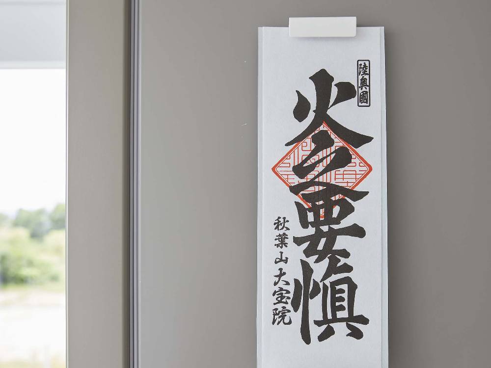 tower/タワー製マグネット神札ホルダー シングルタイプ、スチール製で神札を安全に保持するコンパクトなデザイン