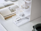tower/タワー サングラス＆小物収納ケース。銀色のプラスチック製ディスプレイケースにサングラスやオフィス用品が整然と収納されています。