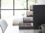 シルバーの棚に並べられた【tower/タワー】サングラス＆小物収納ケースとオフィス用品