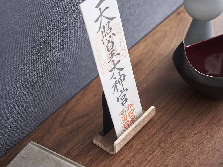 粉体塗装されたスチールと天然木積層合板で作られたシングルタイプの神札スタンド