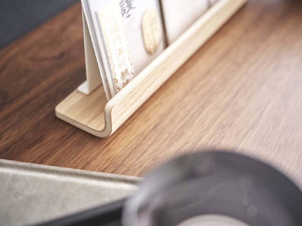 RIN/リン神札スタンド。スチールと天然木積層合板を使用した約幅25cm×奥行5cm×高さ11cmの木製スタンド。