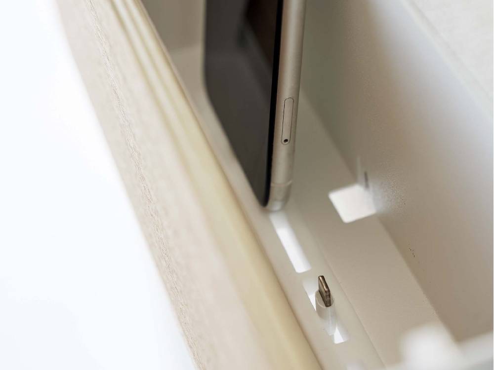 石こうボードに取り付けられたスチールと木材で作られたタブレット＆リモコンホルダー