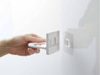 MISTミストフィルムフックディスペンサーホルダーのプラスチック製トイレットロールホルダーが壁に取り付けられた製品画像