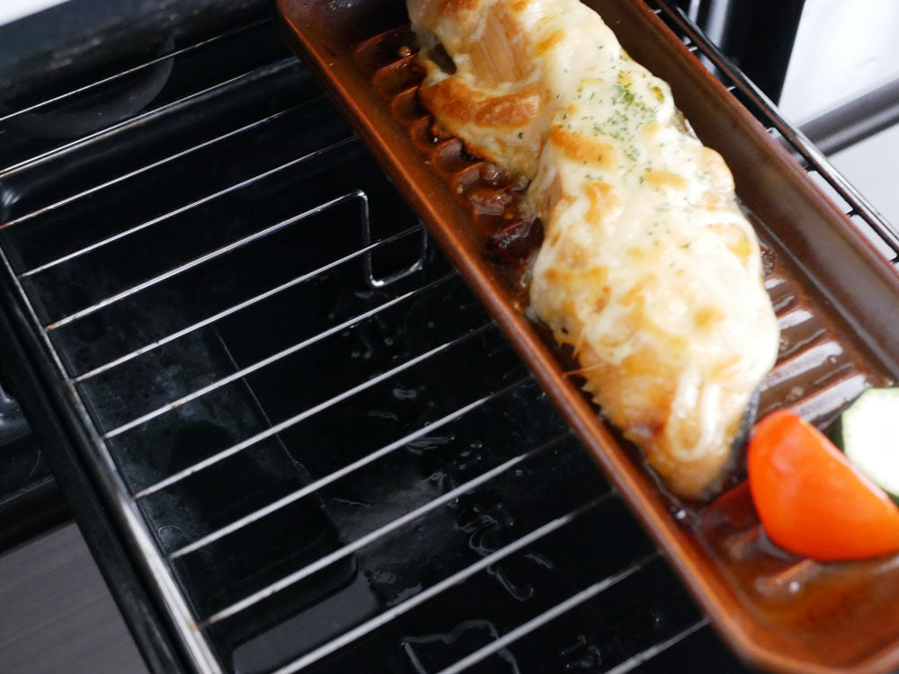IBUKICRAFTの耐熱陶器製魚焼きグリルプレート。直火やオーブンで調理後、食卓にそのまま提供可能なデザイン。