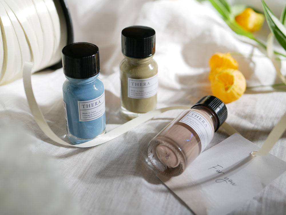 THERA/テラの大人用ネイルカラー用ガラスボトルセット。各ボトルにはラベルとキャップが付いたコスメ製品が並んでいます。