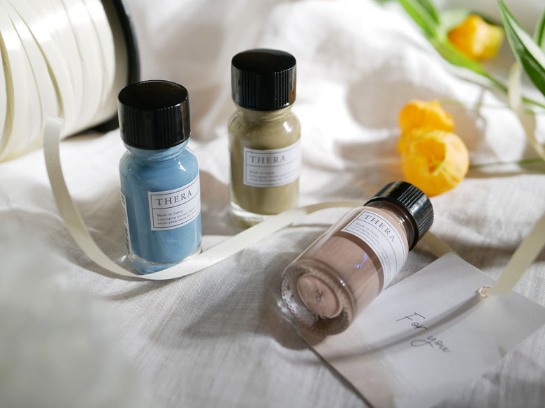 THERA/テラの大人用ネイルカラー用ガラスボトルセット。各ボトルにはラベルとキャップが付いたコスメ製品が並んでいます。