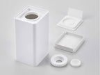 タワー型のプラスチック製ロールウェットティッシュケース。幅約8cm、奥行き約9cm、高さ約17cmで、ABS樹脂とポリエチレンを使用しています。
