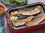récolteのコンパクトホットプレート用グリルプレートで牛肉と豚肉をグリルしている様子